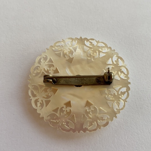 Vintage Carved Mother of Pearl Brooch & Earrings - Picture 10 of 14